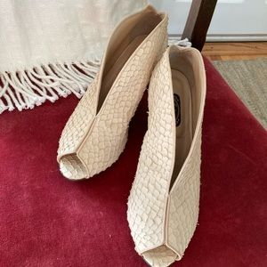 Women’s 91/2 Salpy heels Ivory faux skin